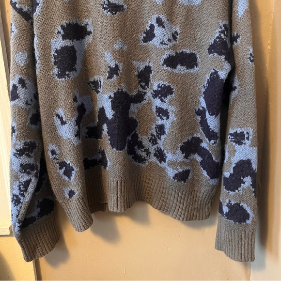 gray knit oversized sweater with blue abstract print - Picture 8 of 15